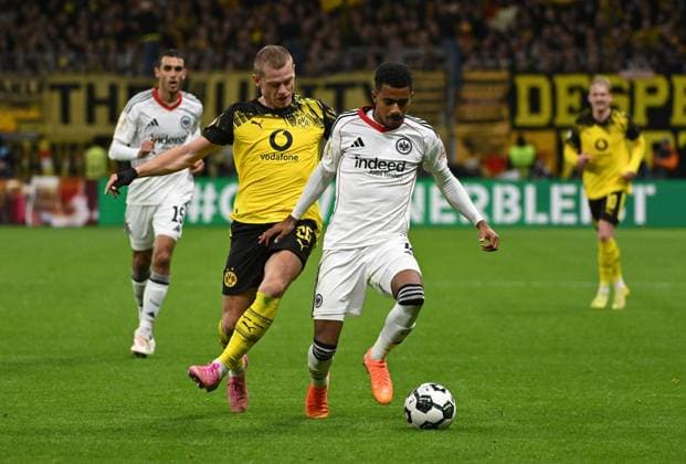 28 10 2025, xpsx, Fußball DFB Pokal 2 Runde, Eintracht Frankfurt Borussia Dortmund v l Julian Ryerson Borussia Dortmund , Ansgar Knauff Eintracht Frankfurt DFL DFB REGULATIONS PROHIBIT ANY USE OF PHOTOGRAPHS as IMAGE SEQUENCES and or QUASI VIDEO Frankfurt am Main