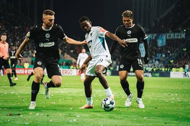 DFB Pokal St Pauli vs TSG Hoffenheim, 28 10 2025 HAMBURG, GERMANY OCTOBER 28 Hauke Wahl FC St Pauli, 5 in duel with Bazoumana Toure TSG Hoffenheim, 29 and Joel Chima Fujita FC St Pauli, 16 during the DFB Pokal match between DFB Pokal St Pauli vs TSG Hoffenheim at Millerntor Stadion on round 2 of the DFB Pokal on October 28, 2025 in Hamburg, Germany DFL REGULATIONS PROHIBIT ANY USE OF PHOTOGRAPHS AS IMAGE SEQUENCES AND OR QUASI VIDEO Copyright: xBEAUTIFULxSPORTS Tonhäuserx
