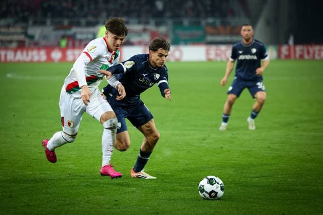 Mert Koemuer 36 FC Augsburg in duel with Kjell Arik Waetjen 8 VfL Bochum , FC Augsburg vs VfL Bochum 1848, Football, Men, DFL, DFB Pokal, Season 2025 2026, WWK Arena, Second Round, 28 10 2025 Augsburg Bayern Germany Copyright: xkolbert-press MartinxAgüerax