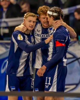 Berlin, Germany 28 October 2025 DFB Pokal 2025 2026 Hertha BSC Berlin vs SV Elversberg In the picture 2 from left goal scorer Sebastian Gronning Hertha cheers with his teammates after his goal to 2 0, DFB regulations prohibit any use of photographs as image sequences and or quasi video Olympiastadion Berlin Copyright: xFotostandx xSchäferx