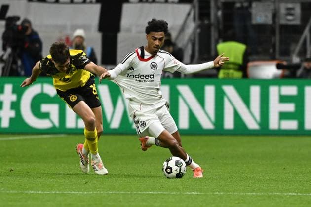 28 10 2025, xpsx, Fußball DFB Pokal 2 Runde, Eintracht Frankfurt Borussia Dortmund v l Aaron Anselmino Borussia Dortmund Nathaniel Brown Eintracht Frankfurt Zweikampf, Aktion, action, battle for the ball DFL DFB REGULATIONS PROHIBIT ANY USE OF PHOTOGRAPHS as IMAGE SEQUENCES and or QUASI VIDEO Frankfurt am Main