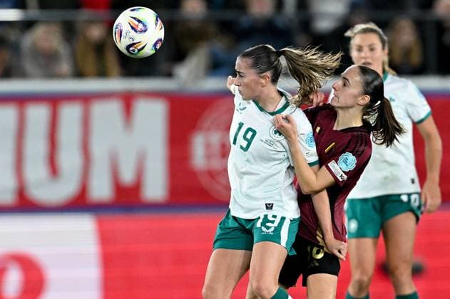 BELGIUM VS IRELAND Abbie Larkin (19) of Ireland and Zenia Mertens (16) of Belgium pictured during a women football game between the national teams of the republic of Ireland and Belgium, called the Red Flames for the second leg of the Promotion relegation play-off in the Uefa Womens Nations League 2025, on Tuesday 28 October 2025 in Leuven , BELGIUM . Photo Sportpix David Catry Leuven King Power Stadium BELGIUM  Copyright: xSportpix.bex xDavidxCatryxDavidxCatryx