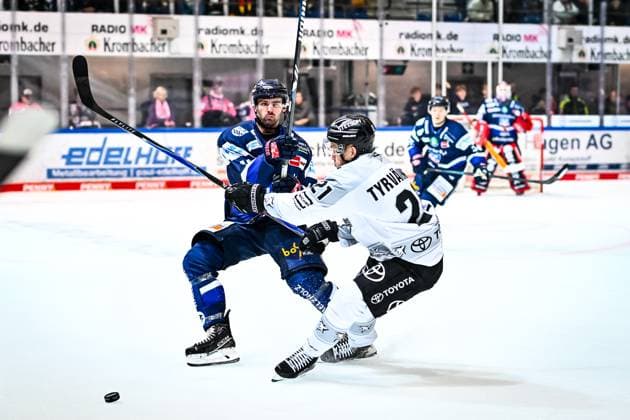 Eric Cornel (Iserlohn Roosters, 18) Juhani Tyrväinen (Kölner Haie, 21), GER, Iserlohn Roosters vs. Koeler Haie, Eishockey, Penny-DEL, 15. Spieltag, Spielzeit 2025 2026, 28.10.2025, GER, Iserlohn Roosters vs. Koeler Haie, Eishockey, Penny-DEL, 15. Spieltag, Spielzeit 2025 2026, 28.10.2025 Iserlohn *** Eric Cornel Iserlohn Roosters, 18 Juhani Tyrväinen Kölner Haie, 21 , GER, Iserlohn Roosters vs Koeler Haie, Ice Hockey, Penny DEL, Matchday 15, Season 2025 2026, 28 10 2025, GER, Iserlohn Roosters vs Koeler Haie, Ice Hockey, Penny DEL, Matchday 15, Season 2025 2026, 28 10 2025 Iserlohn Copyright: xJonasxBrockmann Eibner-Pressefotx EP_JBN
