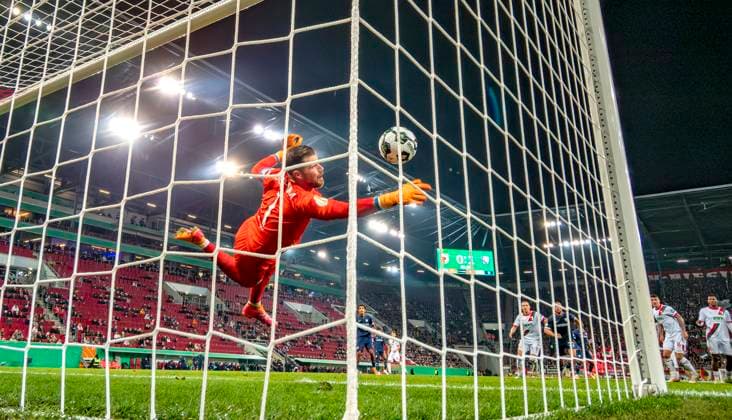 28 10 2025, Soccer DFB Pokal 2025 2026, 2 round, FC Augsburg VfL Bochum, in the WWK Arena Augsburg goalkeeper Timo Horn VfL Bochum defends the ball with a pike, no goal for Augsburg DFL and DFB regulations prohibit any use of photographs as image sequences and or quasi video