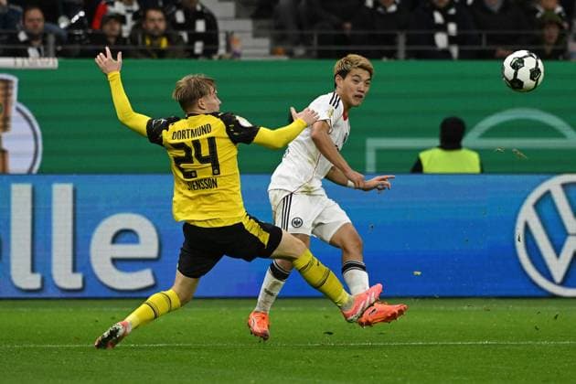 28 10 2025, xpsx, Fußball DFB Pokal 2 Runde, Eintracht Frankfurt Borussia Dortmund v l Daniel Svensson Borussia Dortmund Ritsu Doan Eintracht Frankfurt Zweikampf, Aktion, action, battle for the ball DFL DFB REGULATIONS PROHIBIT ANY USE OF PHOTOGRAPHS as IMAGE SEQUENCES and or QUASI VIDEO Frankfurt am Main