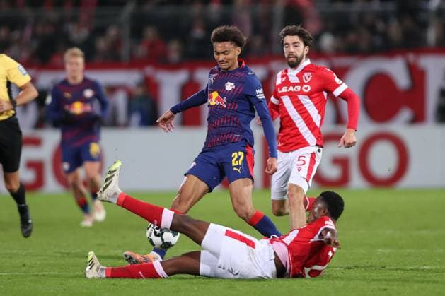 28 10 2025, xtgx, Fußball DFB Pokal 2 Runde, FC Energie Cottbus RB Leipzig emspor, v l Tidiam Gomis Leipzig, 27 , King Manu Cottbus Zweikampf, Duell, Kampf, tackle DFL DFB REGULATIONS PROHIBIT ANY USE OF PHOTOGRAPHS as IMAGE SEQUENCES and or QUASI VIDEO Cottbus