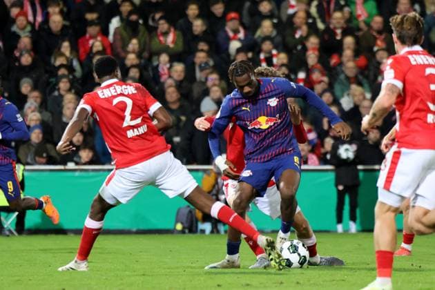 6 Ezechiel Banzuzi Leipzig, M prevails against 2 King Manu Energie Cottbus, l and scores the 0 4 for Leipzig Football DFB Pokal 2 Main Round 2025 2026 FC Energie Cottbus RB Leipzig