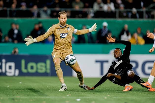 Hamburg, October 28, 2025 Football, DFB Pokal 2025 26, FC St Pauli TSG 1899 Hoffenheim Oliver Baumann TSG 1899 Hoffenheim, 1 , Abdoulie Ceesay FC St Pauli, 9 DFL REGULATIONS PROHIBIT ANY USE OF PHOTOGRAPHS AS IMAGE SEQUENCES AND OR QUASI VIDEO