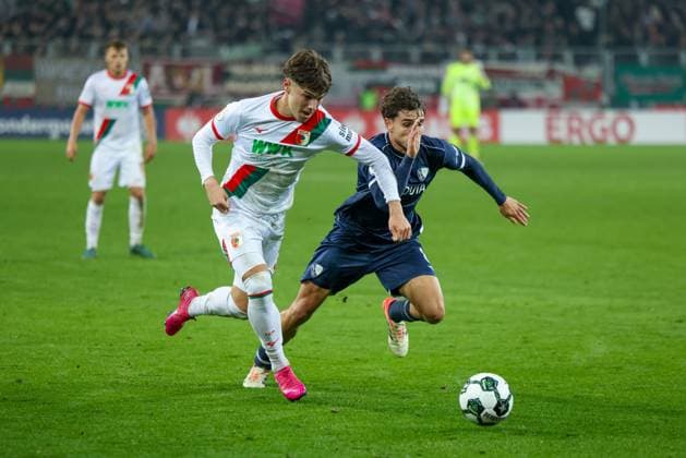 Mert Koemuer 36 FC Augsburg in duel with Kjell Arik Waetjen 8 VfL Bochum , FC Augsburg vs VfL Bochum 1848, Football, Men, DFL, DFB Pokal, Season 2025 2026, WWK Arena, Second Round, 28 10 2025 Augsburg Bayern Germany Copyright: xkolbert-press MartinxAgüerax