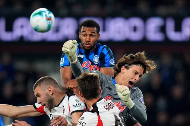Atalanta™s goalkeeper Marco Carnesecchi during the Serie A soccer match between Atalanta and Ac Milan at the New Balance Stadium in Bergamo , north Italy - Tuesday , October 28 , 2025. - Soccer .  Copyright: xSpada LaPressex