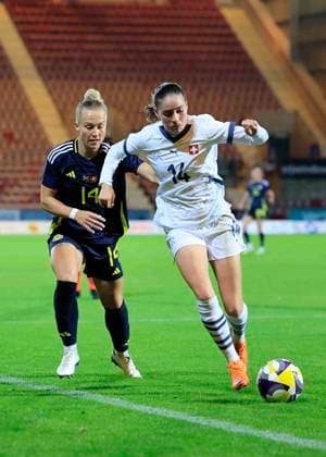 Scotland Women v Switzerland Women International Friendly, Länderspiel, Nationalmannschaft Rachel McLaughlan of Scotland Women (left) competes for the ball with Smilla Vallotto of Switzerland Women during the International Friendly match at KDM Group East End Park, Dunfermline UK Newspapers OUT Copyright: xFredxPalmerx FIL-22413-0106