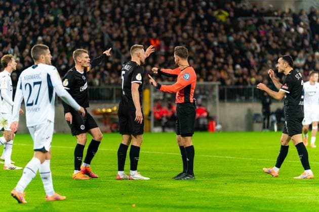 Daniel Schlager referee decides on penalty for Hoffenheim, Eric Smith FC St Pauli, 08 and James Sands FC St Pauli, 06 discuss, GER, FC St Pauli vs TSG 1899 Hoffenheim, Football, DFB Pokal, 2 Round, Season 2025 2026, 28 10 2025 DFL REGULATES PROHIBIT ANY USE OF PHOTOGRAPHS AS IMAGE SEQUENCES AND OR QUASI VIDEO GER, FC St Pauli vs TSG 1899 Hoffenheim, Football, DFB Pokal, 2nd round, Season 2025 2026, 28 10 2025 Hamburg Copyright: xEibner-Pressefoto MaxxVincenx EP_MVN