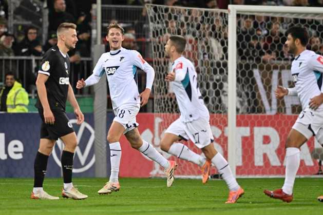 GER 2 FBL, FC St Pauli vs TSG 1899 Hoffenheim 28 10 2025, Millerntorstadion, Hamburg, GER DFB Pokal, FC St Pauli vs TSG 1899 Hoffenheim in the picture Albian Hajdari Hoffenheim 27 scores the goal for 2 1 with a penalty in stoppage time past goalkeeper Ben Voll Pauli 01 and cheers with the team nordphotoxGmbH xWitke nph00002