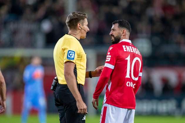 GER, Cottbus, Soccer, DFB Cup, 2nd main round, FC Energie Cottbus vs RB Leipzig in the picture from l Tolgay Cigerci FC Energie Cottbus 10 , discussed with referee 28 10 2025, LEAG Energie Stadion Cottbus DFB REGULATIONS PROHIBIT ANY USE OF PHOTOGRAPHS AS IMAGE SEQUENCES AND OR QUASI VIDEO, Copyright: HMBxMedia PaulxFritz