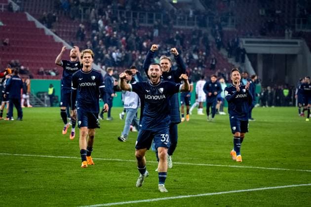 Football, Season 2025 2026, DFB Cup, WWK Arena Augsburg, 2nd round, FC Augsburg VfL Bochum, 28 10 2025 28 10 2025, Football, Season 2025 2026, DFB Cup, WWK Arena Augsburg, 2nd round, FC Augsburg VfL Bochum, Cheering Emotions Joy at VfL Bochum after the end of the match f l 24 Mats Pannewig VfL Bochum , 32 Maximilian Wittek VfL Bochum Photo Lucca Fundel Augsburg WWK Arena Bayern Germany