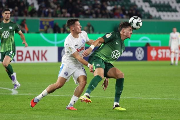 VfL vs Kiel, 2nd round DFB Pokal Wolfsburg, 28 10 2025, FOOTBALL VfL Wolfsburg vs Holstein Kiel, 2nd round DFB Pokal, season 2025 26 Adrian Kapralik Holstein Kiel , Jenson Seelt VfL Wolfsburg Wolfsburg Wolfsburg
