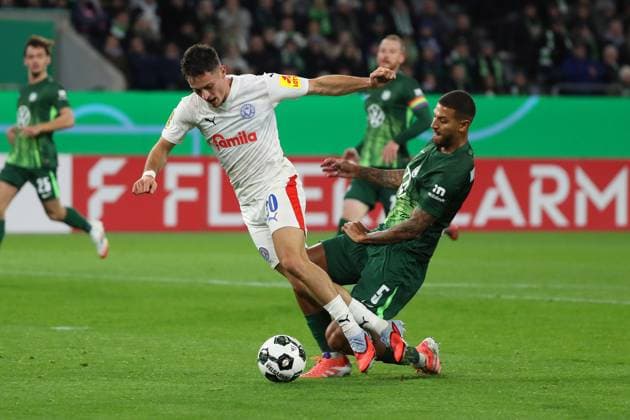 VfL vs Kiel, 2 round DFB Pokal Wolfsburg, 28 10 2025, FOOTBALL VfL Wolfsburg vs Holstein Kiel, 2 round DFB Pokal, season 2025 26 Adrian Kapralik Holstein Kiel , Vinicius Vini Souza VfL Wolfsburg Wolfsburg