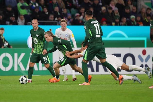 VfL vs Kiel, 2nd round DFB Pokal Wolfsburg, 28 10 2025, FOOTBALL VfL Wolfsburg vs Holstein Kiel, 2nd round DFB Pokal, season 2025 26 Patrick Wimmer VfL Wolfsburg , Adam Daghim VfL Wolfsburg , Wolfsburg