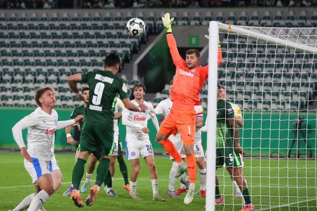 VfL vs Kiel, 2 round DFB Pokal Wolfsburg, 28 10 2025, FOOTBALL VfL Wolfsburg vs Holstein Kiel, 2 round DFB Pokal, season 2025 26 Mohammed Amoura VfL Wolfsburg , Goalkeeper Timon Weiner Holstein Kiel Wolfsburg