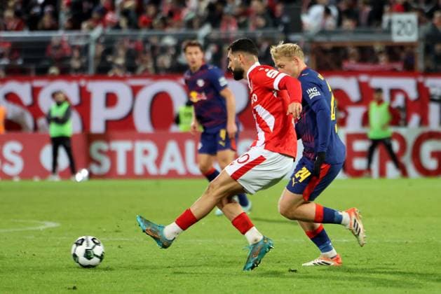 10 Tolcay Cigerci Energie Cottbus, l , 24 Xaver Schlager Leipzig Football DFB Cup 2 Main Round 2025 2026 FC Energie Cottbus RB Leipzig