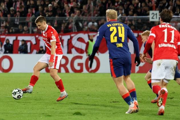 18 Erik Engelhardt Energie Cottbus, on the ball Football DFB Cup 2nd main round 2025 2026 FC Energie Cottbus RB Leipzig