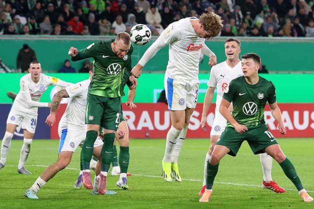 VfL vs Kiel, 2 round DFB Pokal Wolfsburg, 28 10 2025, FOOTBALL VfL Wolfsburg vs Holstein Kiel, 2 round DFB Pokal, season 2025 26 Maximilian Arnold VfL Wolfsburg , Lasse Rosenboom Holstein Kiel , Dzenan Pejcinovic VfL Wolfsburg Wolfsburg