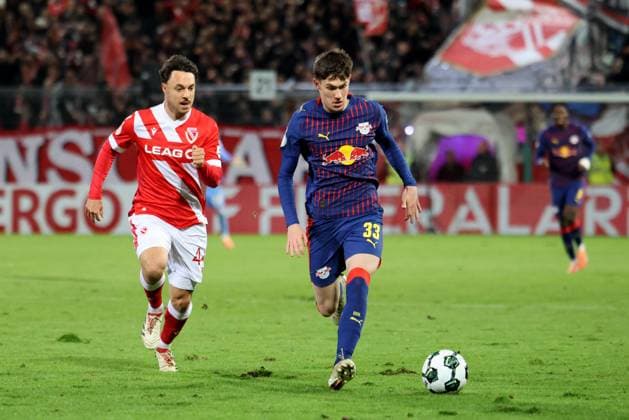 44 Simon Straudi Energie Cottbus, l , 33 Andrija MaksimoviÄ‡ Leipzig Football DFB Pokal 2 Main Round 2025 2026 FC Energie Cottbus RB Leipzig