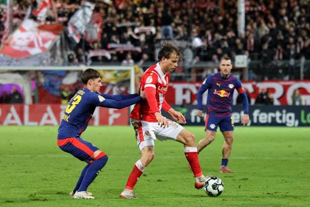 33 Andrija MaksimoviÄ‡ Leipzig, l , 11 Moritz Hannemann Energie Cottbus Football DFB Pokal 2 Main Round 2025 2026 FC Energie Cottbus RB Leipzig