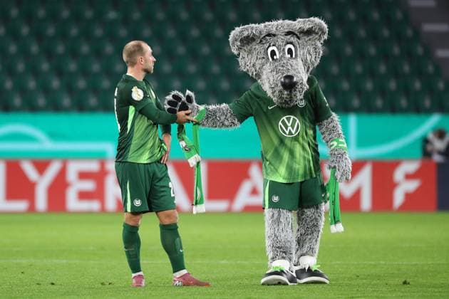 VfL vs Kiel, 2 Round DFB Cup Wolfsburg, 28 10 2025, FOOTBALL VfL Wolfsburg vs Holstein Kiel, 2 Round DFB Cup, Season 2025 26 End of match, Christian Eriksen VfL Wolfsburg , Wölfi Wolfsburg