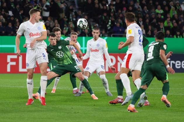 VfL vs Kiel, 2 round DFB Pokal Wolfsburg, 28 10 2025, FOOTBALL VfL Wolfsburg vs Holstein Kiel, 2 round DFB Pokal, season 2025 26 Carl Johansson Holstein Kiel , Dzenan Pejcinovic VfL Wolfsburg , David Zec Holstein Kiel Wolfsburg