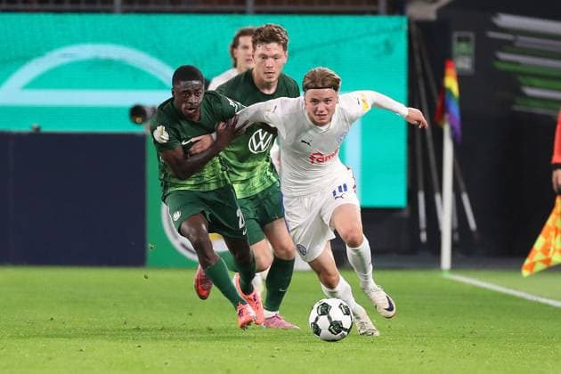 VfL vs Kiel, 2 round DFB Pokal Wolfsburg, 28 10 2025, FOOTBALL VfL Wolfsburg vs Holstein Kiel, 2 round DFB Pokal, season 2025 26 Saël Kumbedi VfL Wolfsburg , Jonas Therkelsen Holstein Kiel Wolfsburg