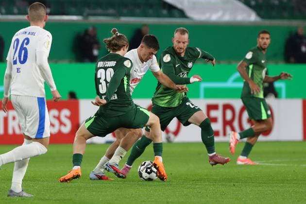 VfL vs Kiel, 2nd round DFB Pokal Wolfsburg, 28 10 2025, FOOTBALL VfL Wolfsburg vs Holstein Kiel, 2nd round DFB Pokal, season 2025 26 Patrick Wimmer VfL Wolfsburg , Maximilian Arnold VfL Wolfsburg Wolfsburg Wolfsburg