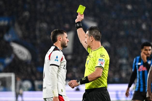 CALCIO - Serie A - Atalanta BC vs AC Milan Referee Daniele Doveri shows yellow card to Santiago Gimenez of AC Milan during the Italian Serie A football match between Atalanta BC and AC Milan on 28 of October 2025 at Gewiss stadium in Bergamo, Italy Bergamo Italy  Copyright: xIPAxSport ABACAx