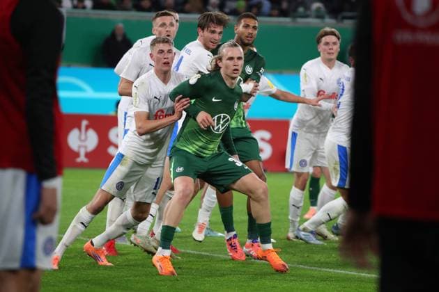 VfL vs Kiel, 2nd round DFB Pokal Wolfsburg, 28 10 2025, FOOTBALL VfL Wolfsburg vs Holstein Kiel, 2nd round DFB Pokal, season 2025 26 Alexander Bernhardsson Holstein Kiel , Patrick Wimmer VfL Wolfsburg Wolfsburg