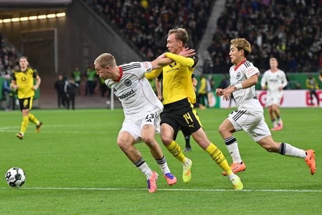 28 10 2025, xjrdrx, Fußball DFB Pokal 2 Runde, Eintracht Frankfurt Borussia Dortmund v l Rasmus Kristensen Eintracht Frankfurt ,Maximilian Beier Borussia Dortmund , Ritsu Doan Eintracht Frankfurt DFL DFB REGULATIONS PROHIBIT ANY USE OF PHOTOGRAPHS as IMAGE SEQUENCES and or QUASI VIDEO Frankfurt am Main