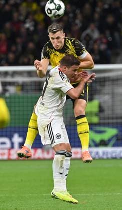 28 10 2025, xjrdrx, Fußball DFB Pokal 2 Runde, Eintracht Frankfurt Borussia Dortmund v l Mario Götze Goetze Eintracht Frankfurt , Nico Schlotterbeck Borussia Dortmund DFL DFB REGULATIONS PROHIBIT ANY USE OF PHOTOGRAPHS as IMAGE SEQUENCES and or QUASI VIDEO Frankfurt am Main
