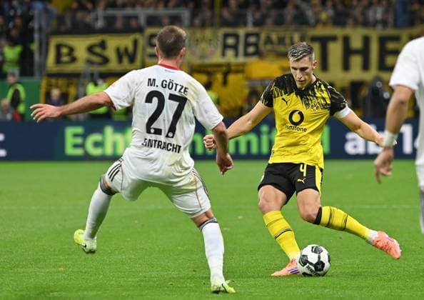 28 10 2025, xjrdrx, Fußball DFB Pokal 2 Runde, Eintracht Frankfurt Borussia Dortmund v l Mario Götze Goetze Eintracht Frankfurt , Nico Schlotterbeck Borussia Dortmund DFL DFB REGULATIONS PROHIBIT ANY USE OF PHOTOGRAPHS as IMAGE SEQUENCES and or QUASI VIDEO Frankfurt am Main