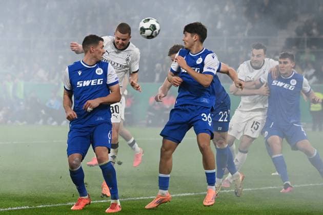 Nico ELVEDI MG scores the goal for 2 0, Football, DFB Pokal, 2 Hauptrunde, Borussia Moenchengladbach MG Karlsruher SC KA 3 1 am 28 10 2025 im Borussiapark Moenchengladbach Deutschland DFL regulations prohibit any use of photographs as image sequences and or quasi video Â