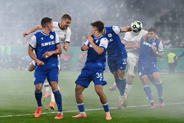 Nico ELVEDI MG scores the goal for 2 0, Football, DFB Pokal, 2 Hauptrunde, Borussia Moenchengladbach MG Karlsruher SC KA 3 1 am 28 10 2025 im Borussiapark Moenchengladbach Deutschland DFL regulations prohibit any use of photographs as image sequences and or quasi video Â