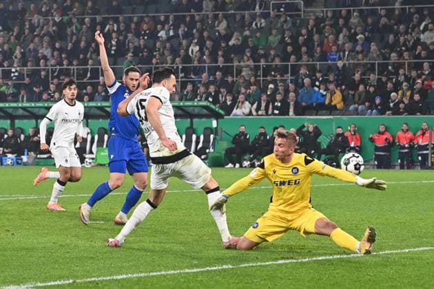 Goalkeeper Hans Christian BERNAT KA saves a goal chance from Haris TABAKOVIC MG Action, duel, Football, DFB Pokal, 2nd main round, Borussia Moenchengladbach MG Karlsruher SC KA 3 1 on 28 10 2025 at Borussiapark Moenchengladbach Germany DFL regulations prohibit any use of photographs as image sequences and or quasi video Â