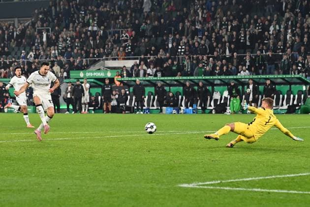 Haris TABAKOVIC MG shoots the goal for 3 1 against goalkeeper Hans Christian BERNAT KA Action, duel, Football, DFB Pokal, 2 Hauptrunde, Borussia Moenchengladbach MG Karlsruher SC KA 3 1 am 28 10 2025 im Borussiapark Moenchengladbach Deutschland DFL regulations prohibit any use of photographs as image sequences and or quasi video Â
