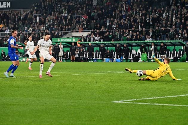 Haris TABAKOVIC MG shoots the goal for 3 1 against goalkeeper Hans Christian BERNAT KA Action, duel, Football, DFB Pokal, 2 Hauptrunde, Borussia Moenchengladbach MG Karlsruher SC KA 3 1 am 28 10 2025 im Borussiapark Moenchengladbach Deutschland DFL regulations prohibit any use of photographs as image sequences and or quasi video Â