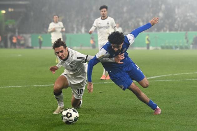 Florian NEUHAUS MG vs Eymen LAGHRISSI KA Action, Duel, Football, DFB Pokal, 2nd Main Round, Borussia Moenchengladbach MG Karlsruher SC KA 3 1 on 28 10 2025 at Borussiapark Moenchengladbach Germany DFL regulations prohibit any use of photographs as image sequences and or quasi video Â