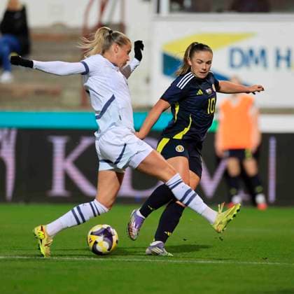 Scotland Women v Switzerland Women International Friendly, Länderspiel, Nationalmannschaft Kirsty Hanson of Scotland Women (right) crosses the ball under pressure from Ana-Maria CrnogorÄeviÄ‡ of Switzerland Women (left) during the International Friendly match at KDM Group East End Park, Dunfermline UK Newspapers OUT Copyright: xFredxPalmerx FIL-22413-0140