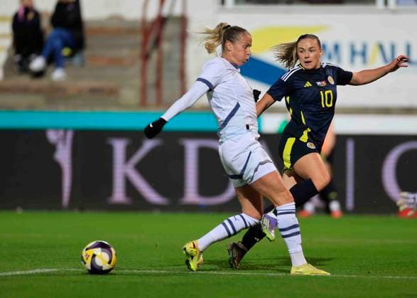 Scotland Women v Switzerland Women International Friendly, Länderspiel, Nationalmannschaft Kirsty Hanson of Scotland Women (right) crosses the ball under pressure from Ana-Maria CrnogorÄeviÄ‡ of Switzerland Women (left) during the International Friendly match at KDM Group East End Park, Dunfermline UK Newspapers OUT Copyright: xFredxPalmerx FIL-22413-0142