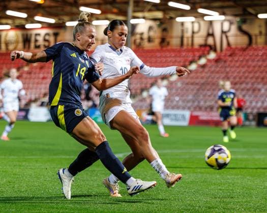 UK: Scotland V Swizerland, Women™s International Friendly, Länderspiel, Nationalmannschaft 28 October 2025 Scotland s Rachel McLauchlan delivers a cross Scotland s Switzerland s Sydney Schertenleib closing down. Scotland V Swizerland, Women™s International Friendly, 28 October 2025 Dunfermline KDM Group East End Park Fife Scotland Copyright: xLiamxChesterx