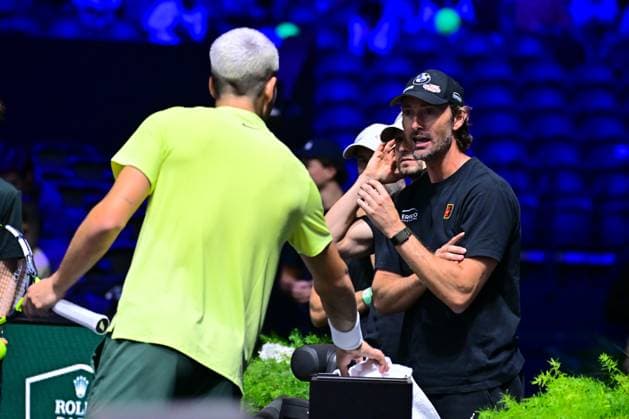 TENNIS : Rolex Paris Masters - Paris - 28 10 2025 Juan Carlos Ferrero ( coach Carlos Alcaraz ) talks with Carlos Alcaraz ( Spain ) during the Rolex Paris Masters at Paris La Defense Arena on October 28, 2025 in Nanterre, France. (Photo by Federico Pestellini PSNewz ) ParisFrance  Copyright: xFedericoxPestellinix