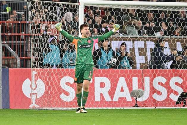 GER 2 FBL, FC St Pauli vs TSG 1899 Hoffenheim 28 10 2025, Millerntorstadion, Hamburg, GER DFB Pokal, FC St Pauli vs TSG 1899 Hoffenheim in picture Goalkeeper Ben Voll Pauli 01 celebrates the victory nordphotoxGmbH xWitke nph00002