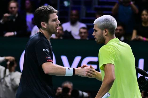 TENNIS : Rolex Paris Masters - Paris - 28 10 2025 Cameron Norrie ( Great Britain ) shake hands with Carlos Alcaraz ( Spain ) during the Rolex Paris Masters at Paris La Defense Arena on October 28, 2025 in Nanterre, France. (Photo by Federico Pestellini PSNewz ) ParisFrance  Copyright: xFedericoxPestellinix