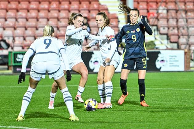 Scotland Women v Switzerland Women International Friendly, Länderspiel, Nationalmannschaft Caroline Weir of Scotland Women loses possesion of the ball to Noelle Maritz and Lia Walti of Switzerland Women during the International Friendly match at KDM Group East End Park, Dunfermline UK Newspapers OUT Copyright: xJamiexJohnstonx FIL-22414-0089